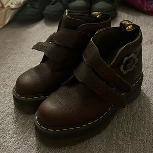 Dr Martens Devon Flower Buckle in Brown